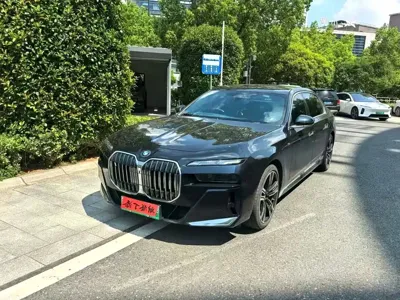 BMW i7