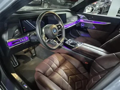 BMW i7