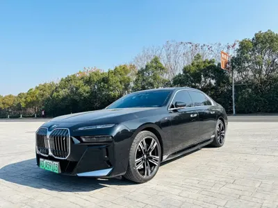 BMW i7