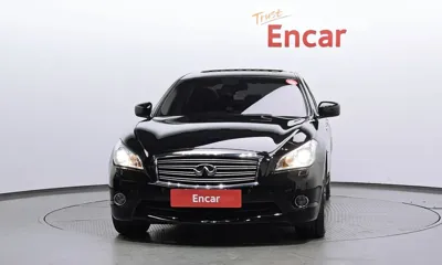 Infiniti M