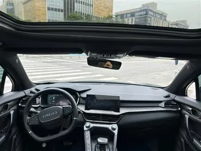 Lynk & Co 06