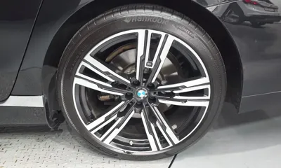 BMW i7