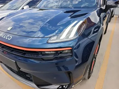 Lynk & Co 06