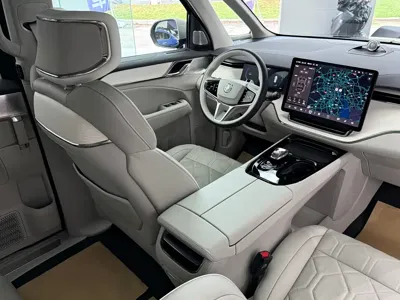 Volvo EM90