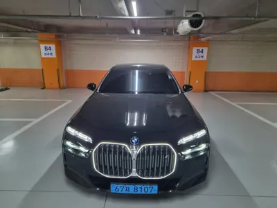 BMW i7