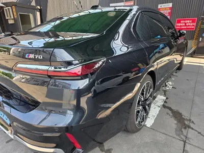 BMW i7