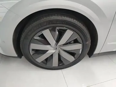 Li Auto 理想i8