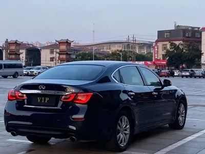 Infiniti Q70