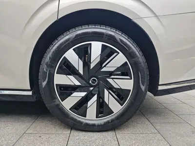 Volvo EM90
