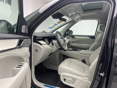 Volvo EM90