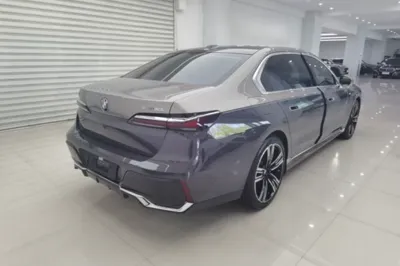 BMW i7