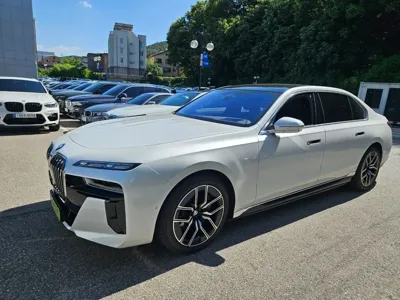 BMW i7
