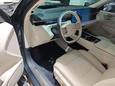 Lynk & Co 900