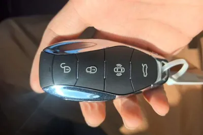 Hongqi EH7
