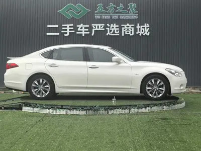Infiniti M
