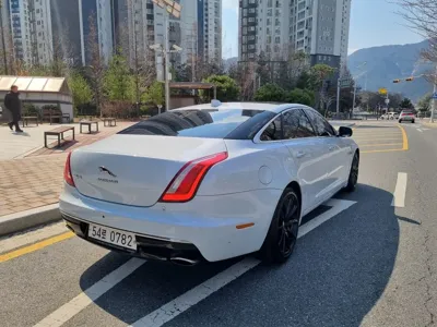 Jaguar XJ