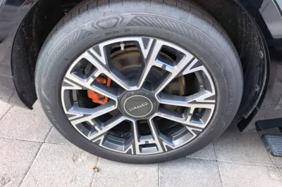 Lynk & Co 900