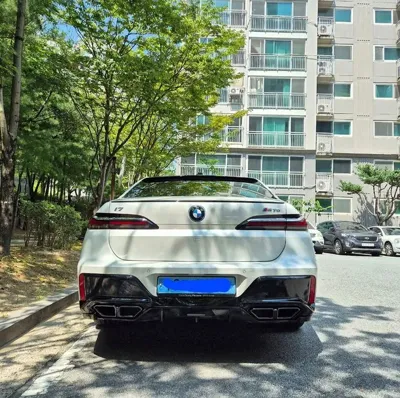 BMW i7