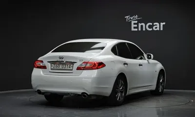 Infiniti M