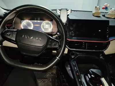 Lynk & Co 06