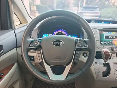 BYD M6