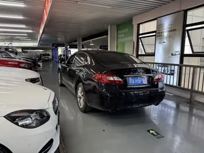 Infiniti Q70