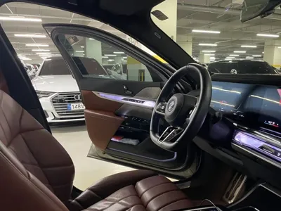 BMW i7