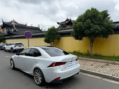 Lexus IS