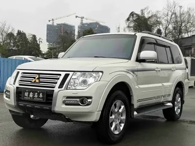 Mitsubishi Pajero (Import)