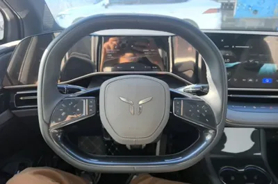 Hongqi EH7