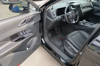 Hongqi HS3