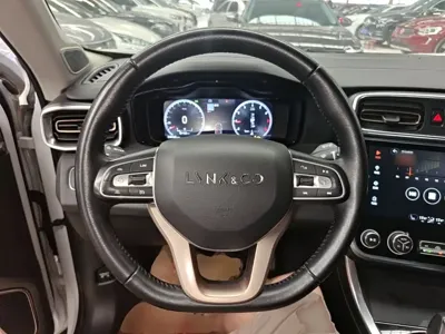 Lynk & Co 01
