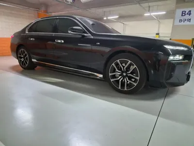 BMW i7