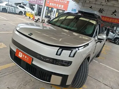 Lynk & Co 900