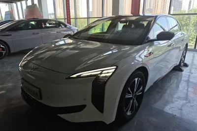 Hongqi EH7