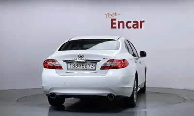 Infiniti M