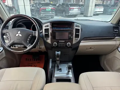 Mitsubishi Pajero (Import)