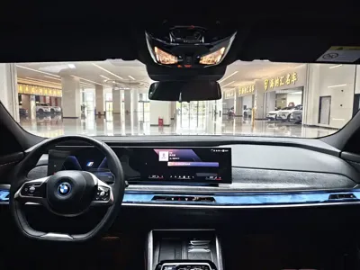 BMW i7