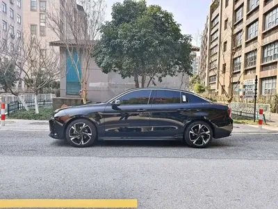 Lynk & Co 03