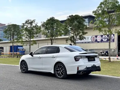 Lynk & Co 03