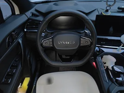 Lynk & Co 06