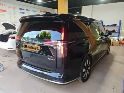 Volvo EM90