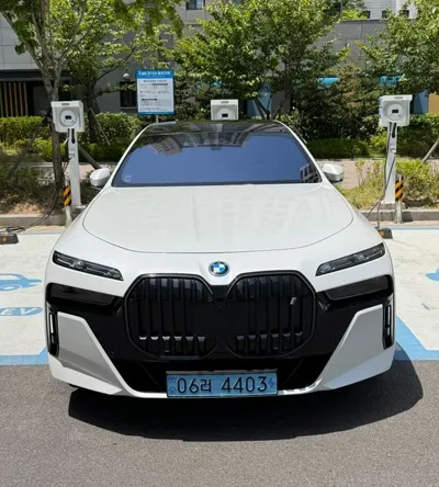 BMW i7