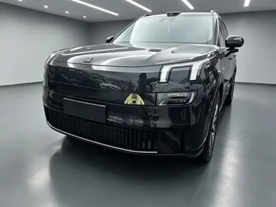 Lynk & Co 900