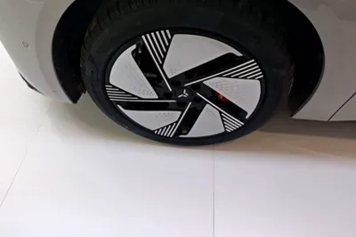 Hongqi EH7