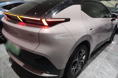 Lynk & Co Z20