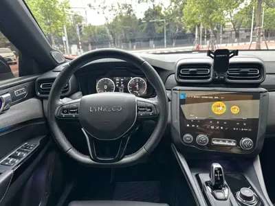 Lynk & Co 03