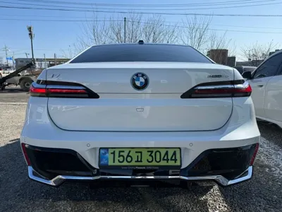 BMW i7