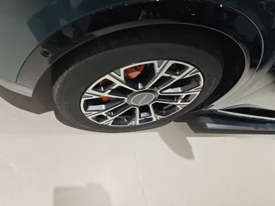 Lynk & Co 900