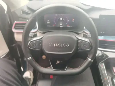 Lynk & Co 06